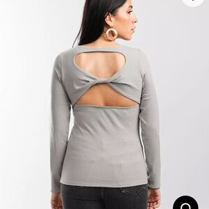 BKE Gray Twist-Back Long Sleeve Too